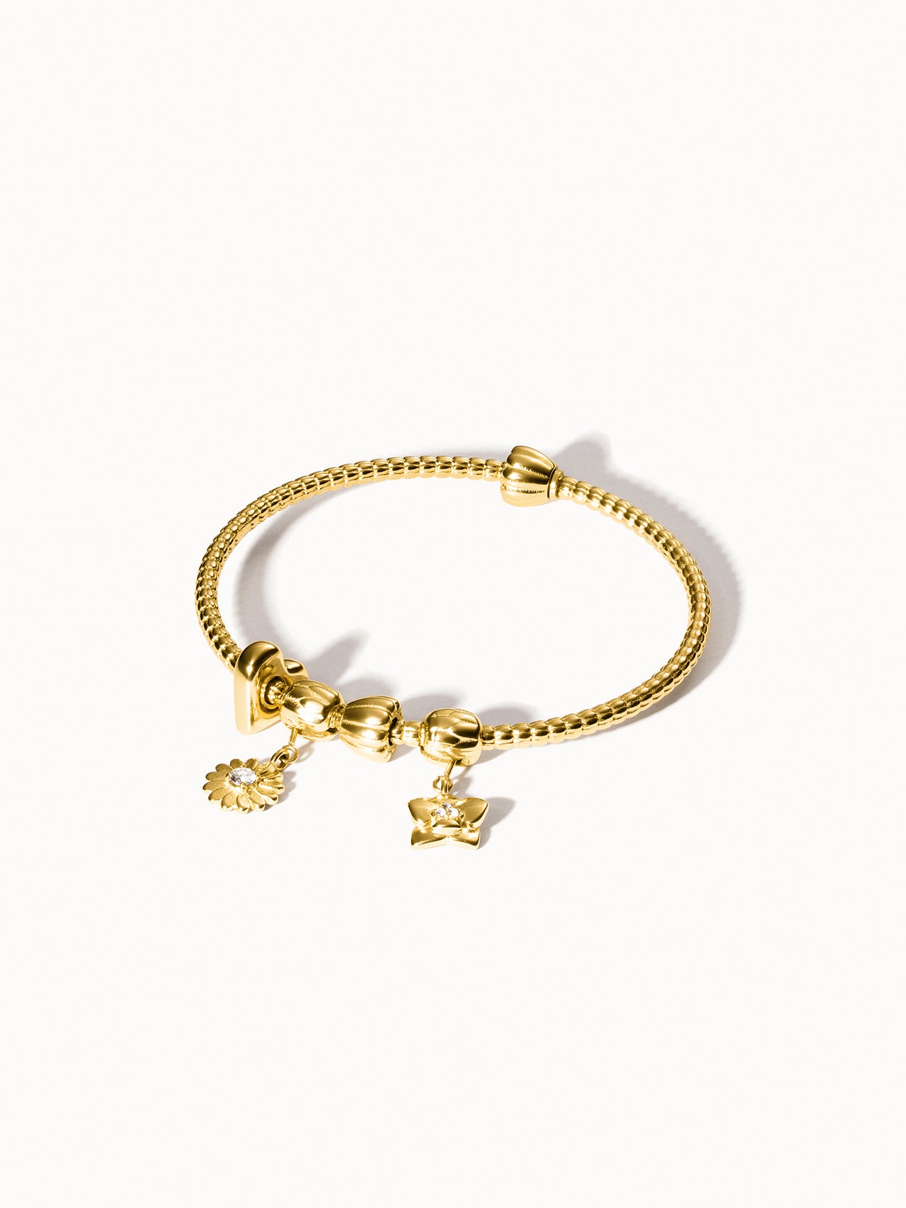 Lei Charm Armreif aus 14K Gold Edelstahl mit zwei Lei Stopper-Charms, elegant, feminin, PURELEI Schmuck