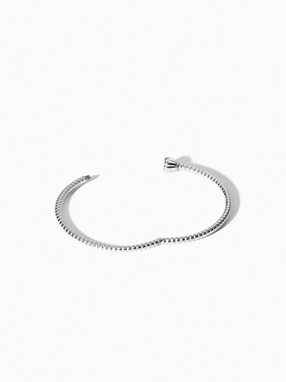 Lei Charm Armreif in Silber mit filigranem Pikakeblüten-Design, nickelfrei und elegant von PURELEI.