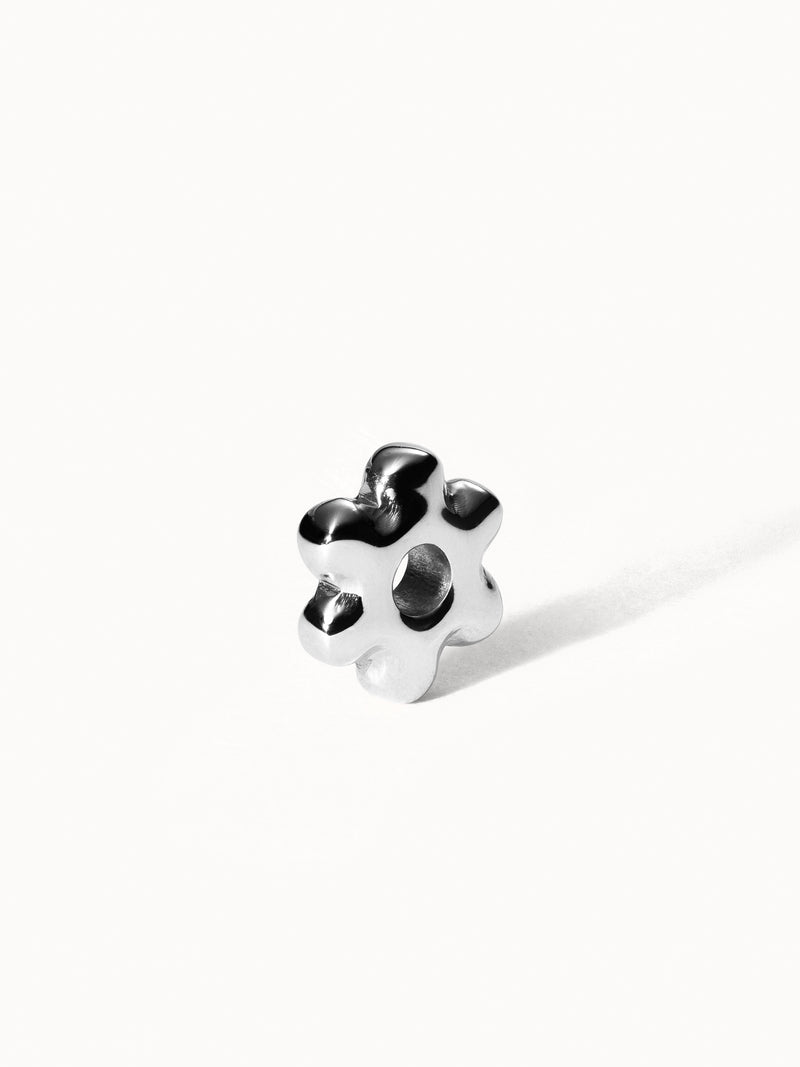Lei Blumen Bubble Charm aus nickelfreiem, silbernem Edelstahl mit verspieltem Blumen-Design auf weißem Hintergrund.