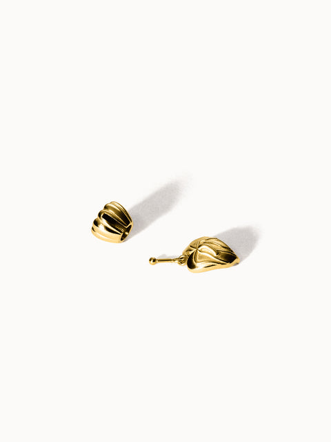 PURELEI Lei Flamingoblumen Charm aus 14K vergoldetem Edelstahl mit tropischer Blütenform, elegant und zeitlos gestaltet.