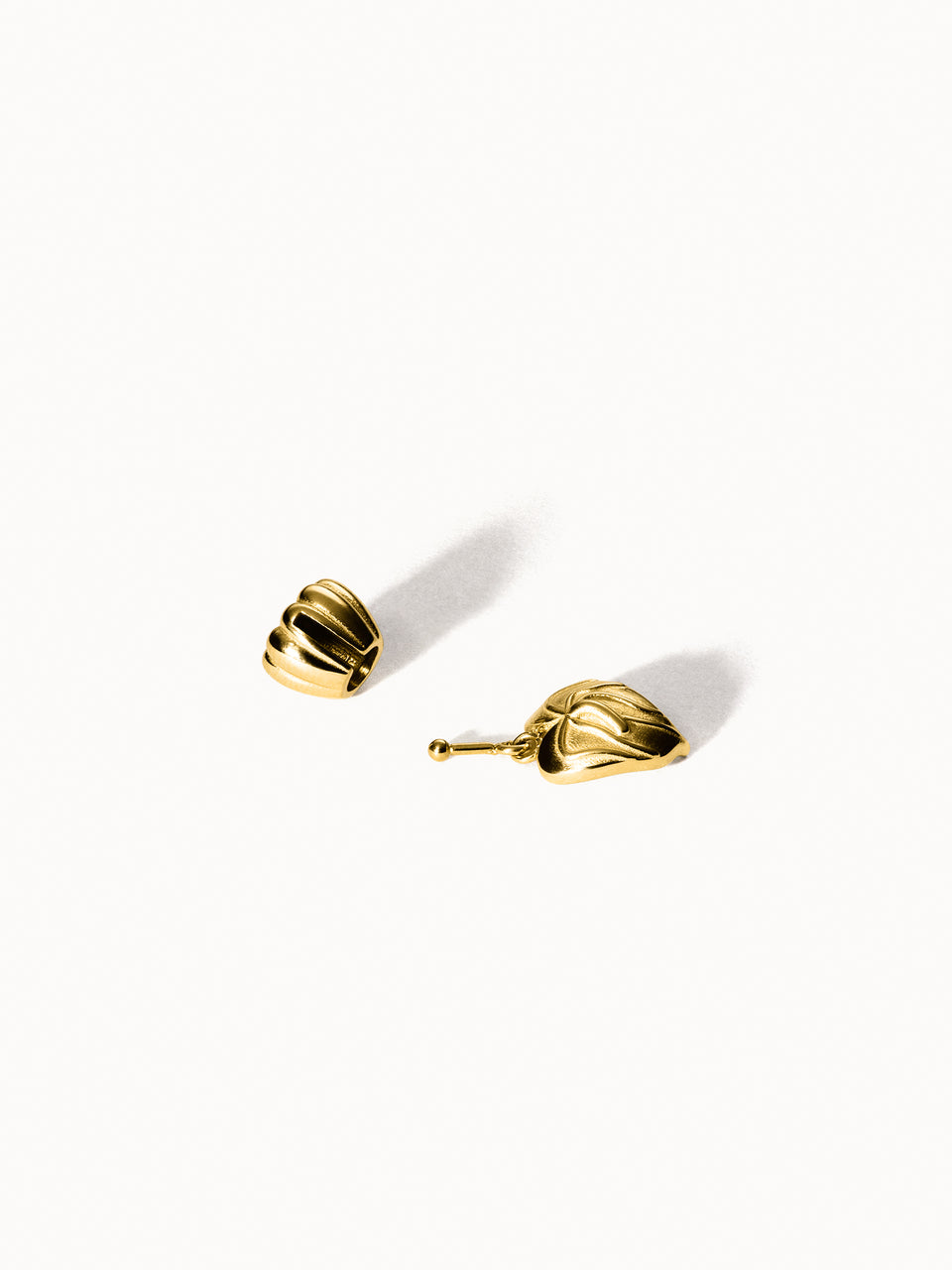 PURELEI Lei Flamingoblumen Charm aus 14K vergoldetem Edelstahl mit tropischer Blütenform, elegant und zeitlos gestaltet.