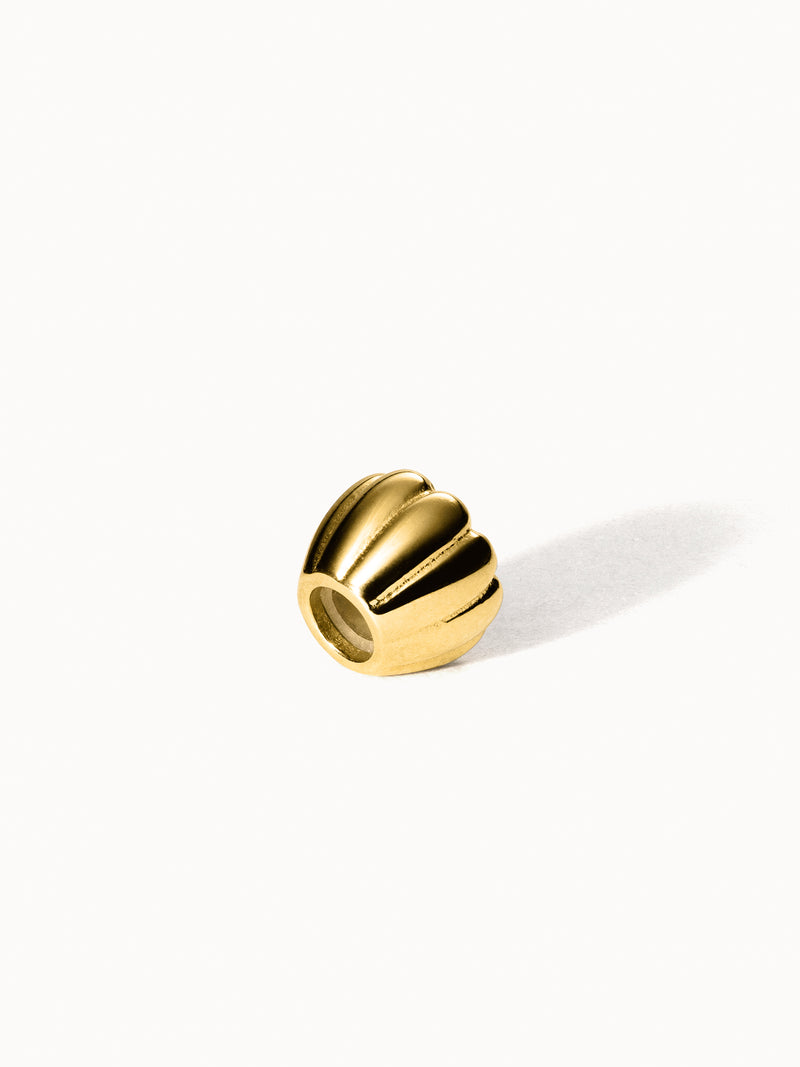 PURELEI Lei Blume Stopper Charm aus 14K vergoldetem Edelstahl mit zarter Blumenform, elegant und nickelfrei.
