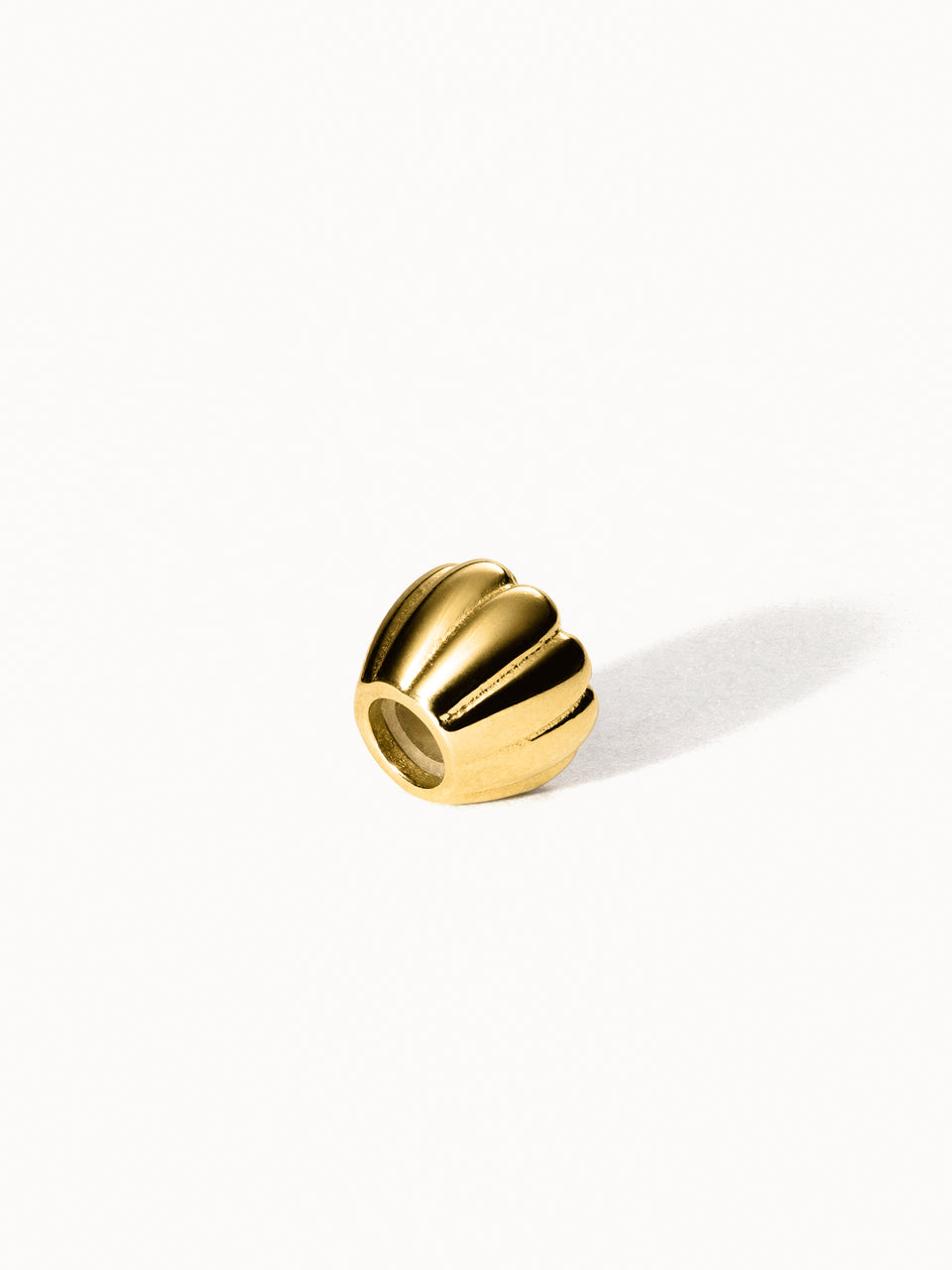 PURELEI Lei Blume Stopper Charm aus 14K vergoldetem Edelstahl mit zarter Blumenform, elegant und nickelfrei.