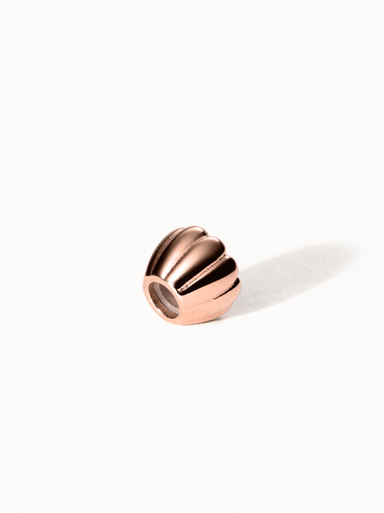 Lei Blume Stopper Charm in Roségold mit Blütenform, Edelstahl, zeitlos elegant, inspiriert von hawaiianischer Natur.