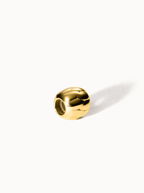 PURELEI Lei Blatt Stopper Charm aus goldfarbenem Edelstahl mit strukturierter Blattform, elegant und naturinspiriert.