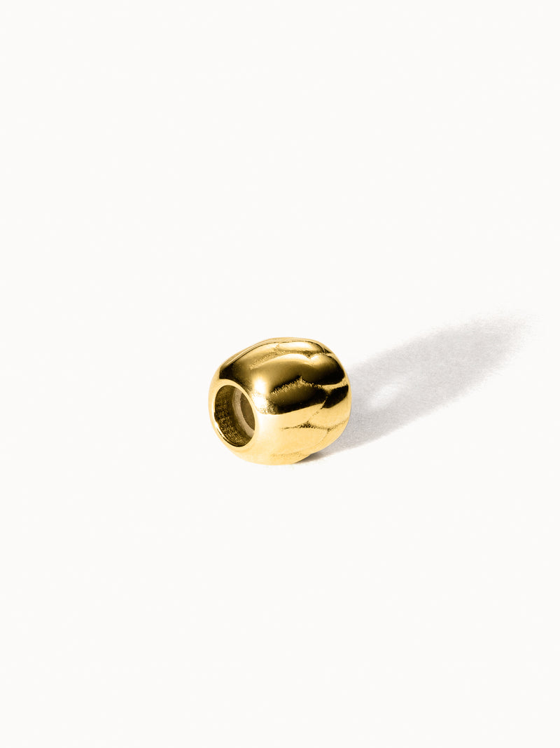 PURELEI Lei Blatt Stopper Charm aus goldfarbenem Edelstahl mit strukturierter Blattform, elegant und naturinspiriert.