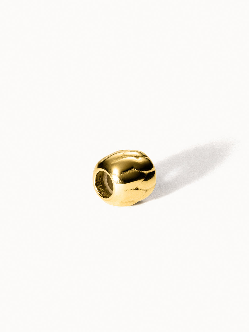 PURELEI Lei Blatt Stopper Charm aus goldfarbenem Edelstahl mit strukturierter Blattform, elegant und naturinspiriert.