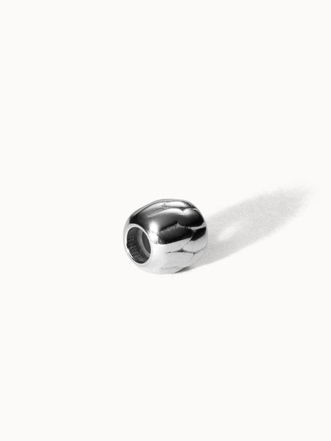 Lei Blatt Stopper Charm aus nickelfreiem Silber mit zarter Blattstruktur, pur und elegant auf hellem Hintergrund.