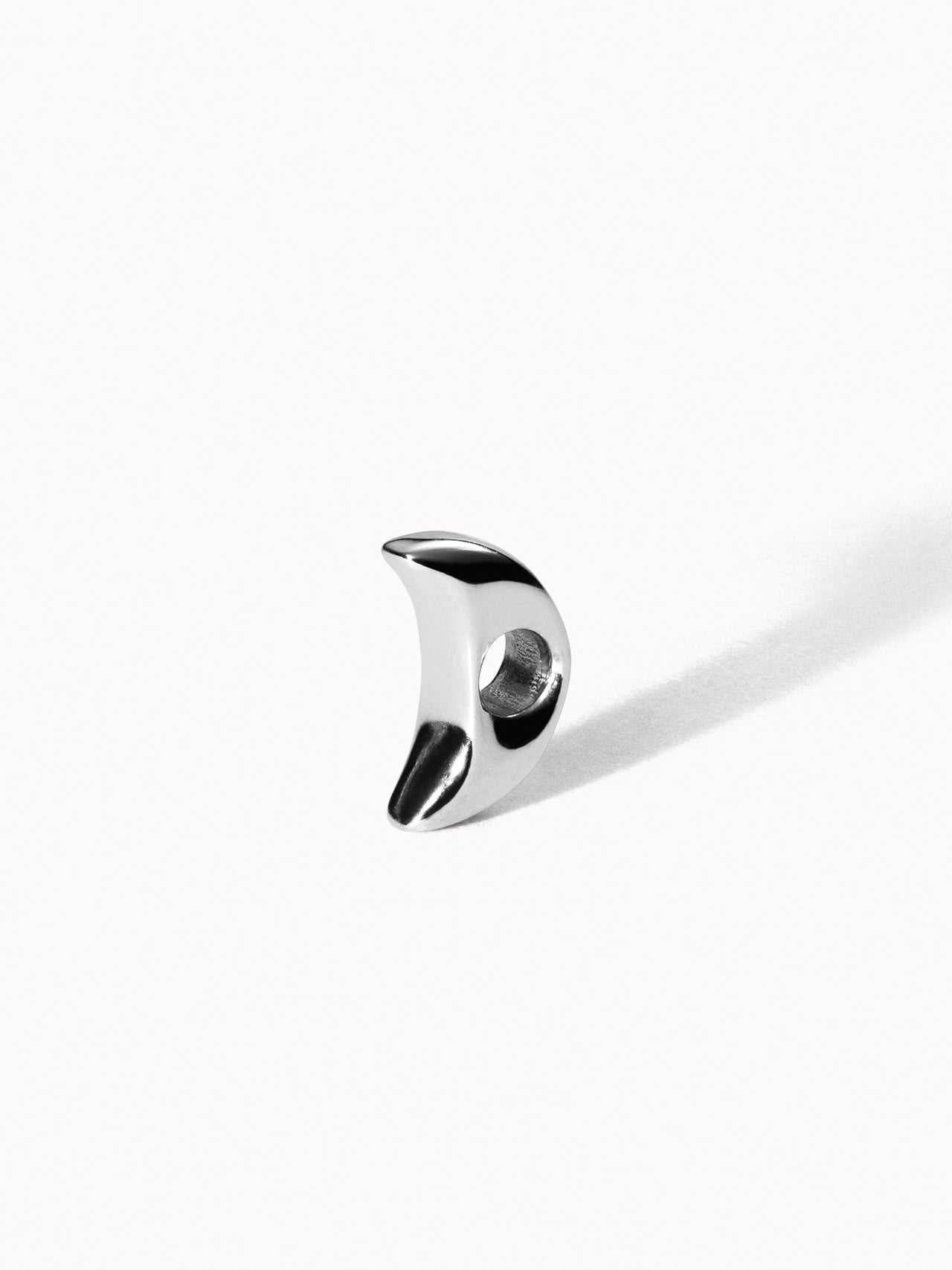 Lei Mond Bubble Charm in nickelfreiem, silbernem Edelstahl mit sanfter Mondform, minimalistisch auf hellem Hintergrund.