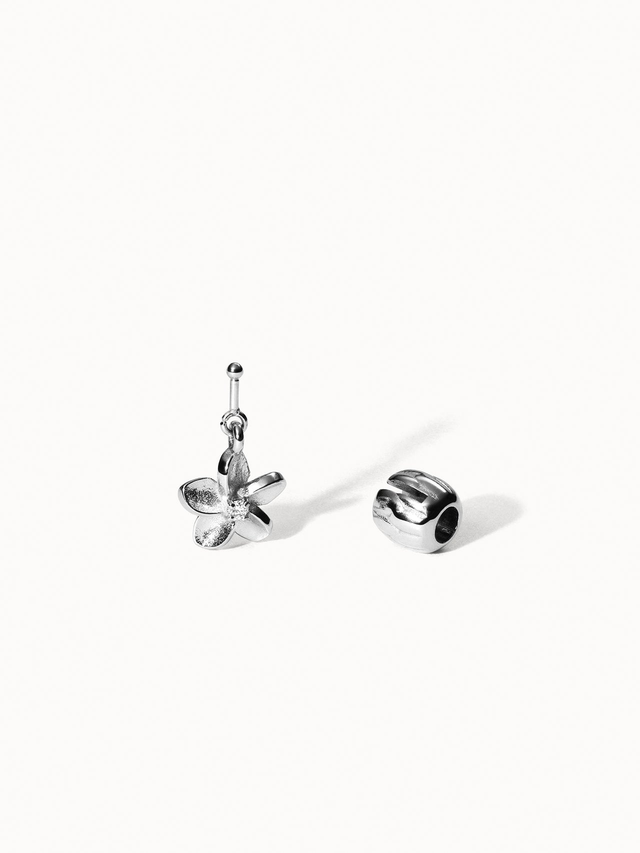 Lei Plumeria Charm von PURELEI in silber mit abnehmbarer Blüte und funkelndem Zirkonia, elegant und minimalistisch.
