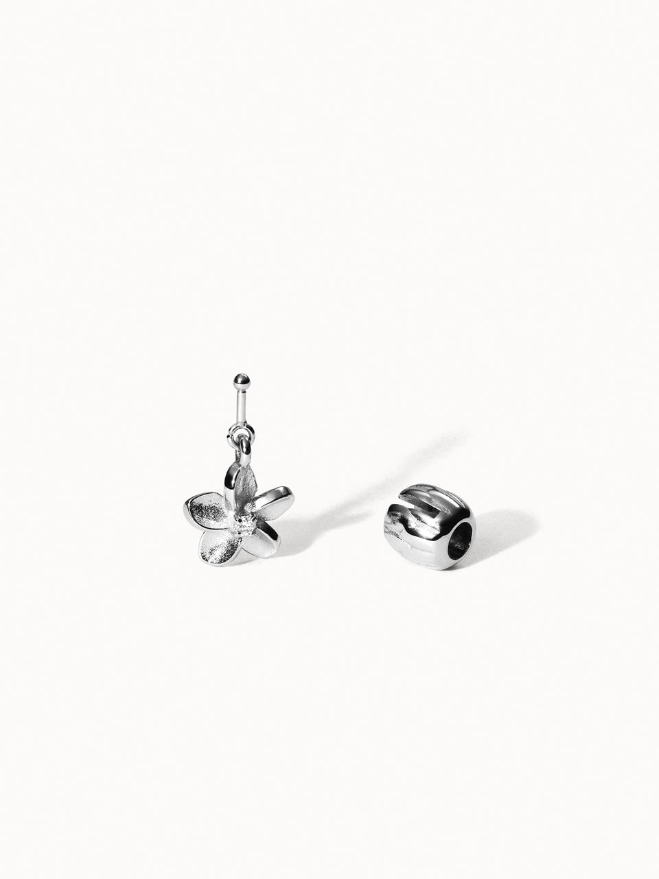 Lei Plumeria Charm von PURELEI in silber mit abnehmbarer Blüte und funkelndem Zirkonia, elegant und minimalistisch.