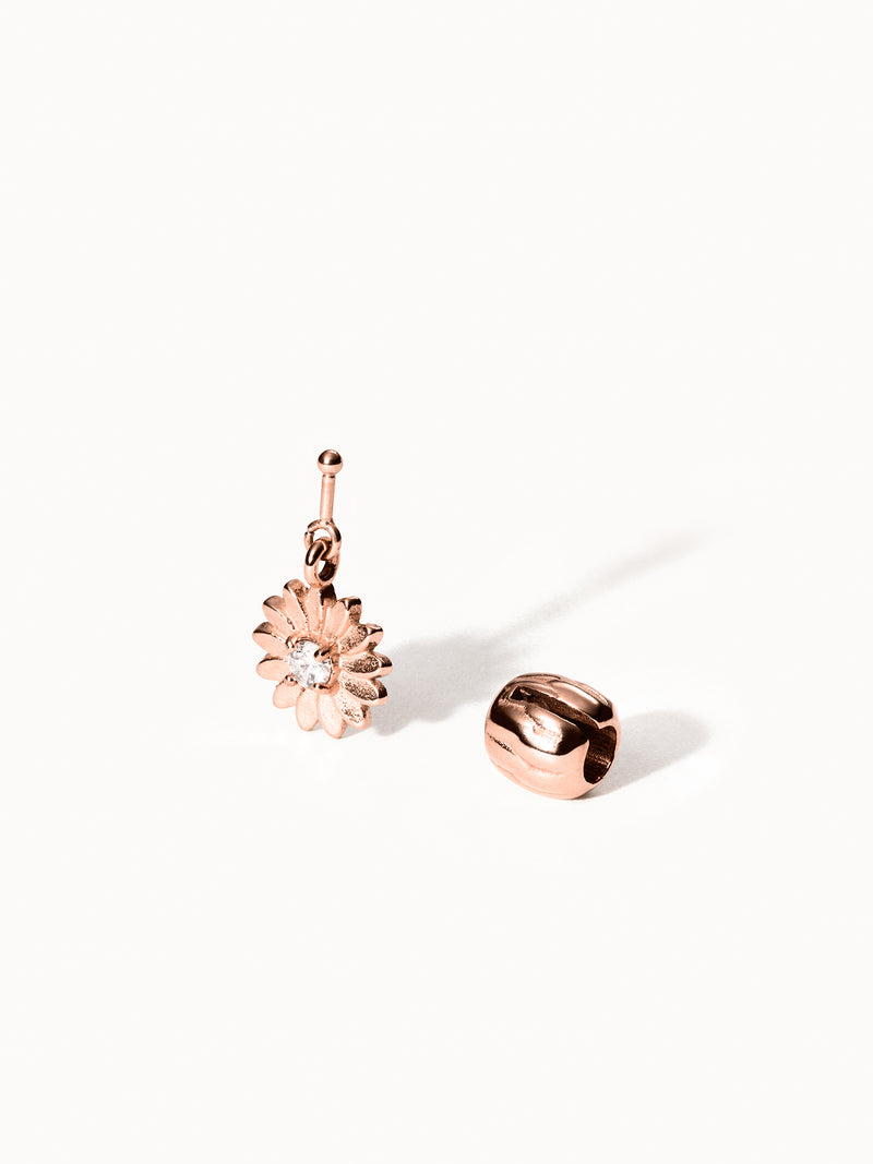 PURELEI Lei Sonnenblumen Charm in 18K Roségold mit Zirkonia-Blüte, elegant und feminin, inspiriert von Hawaii.