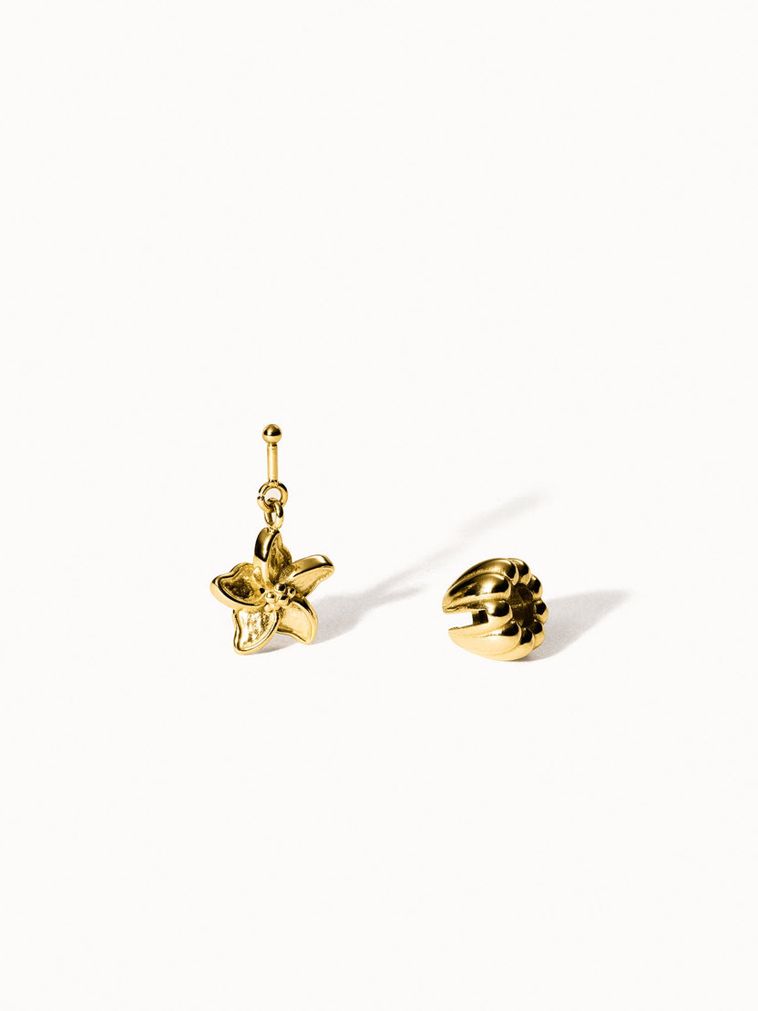 PURELEI Lei Wachsblumen Charm in 14K vergoldetem Edelstahl mit filigraner Blüte, elegant und vielseitig tragbar.