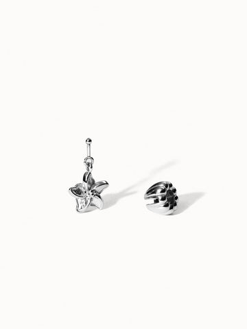 PURELEI Lei Wachsblumen Charm aus silbernem Edelstahl mit filigraner Blüte, elegant und vielseitig kombinierbar.