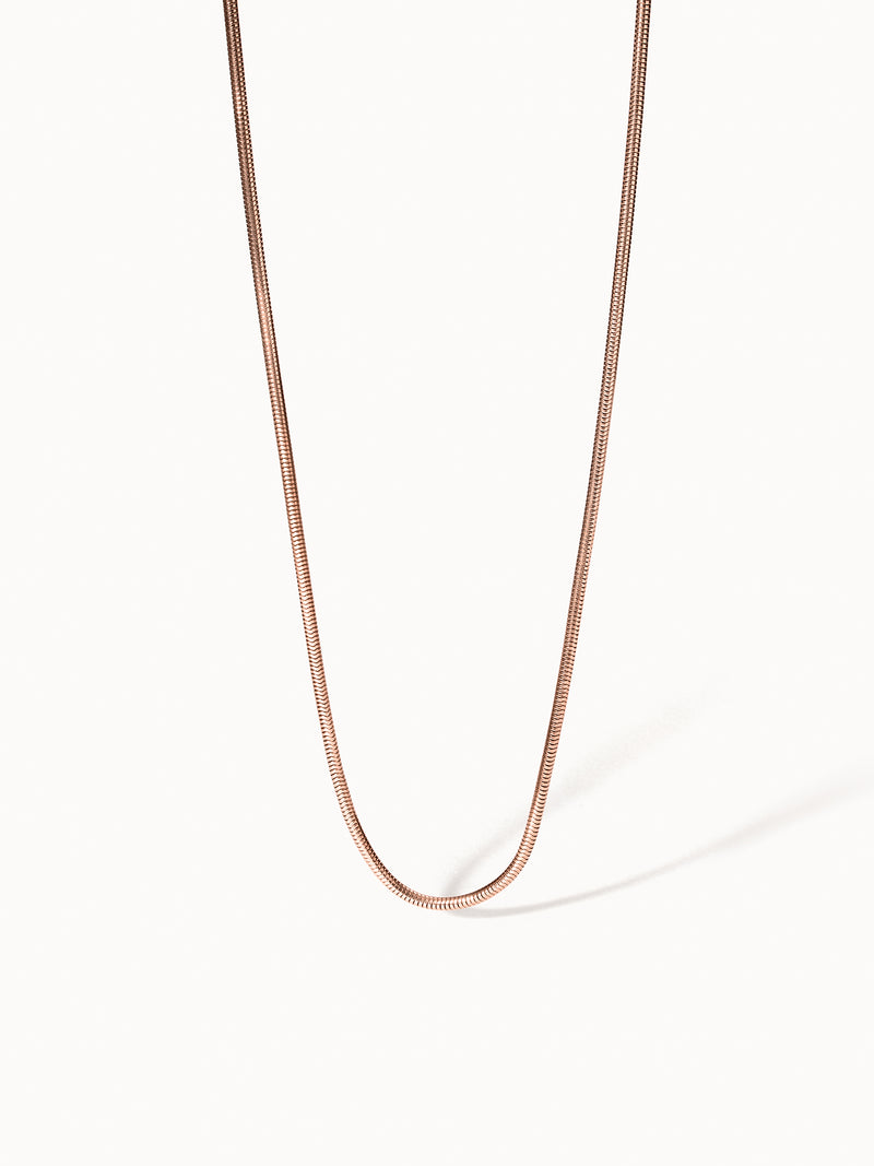 PURELEI Lei Charm Kette in roségoldener Edelstahl-Schlangenkette mit flexiblem Verschluss, elegant und vielseitig tragbar.