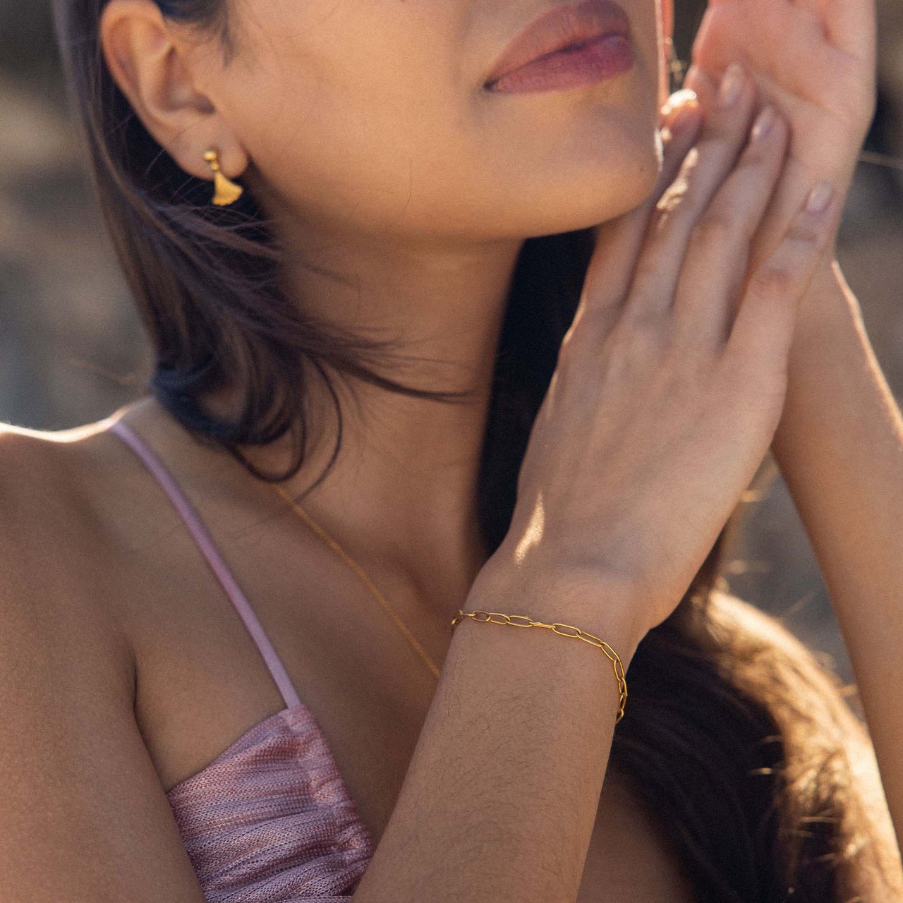 PURELEI Mahina Club Charm Armband aus 18K Gold, filigran, am Handgelenk getragen, elegante Island-Ästhetik.