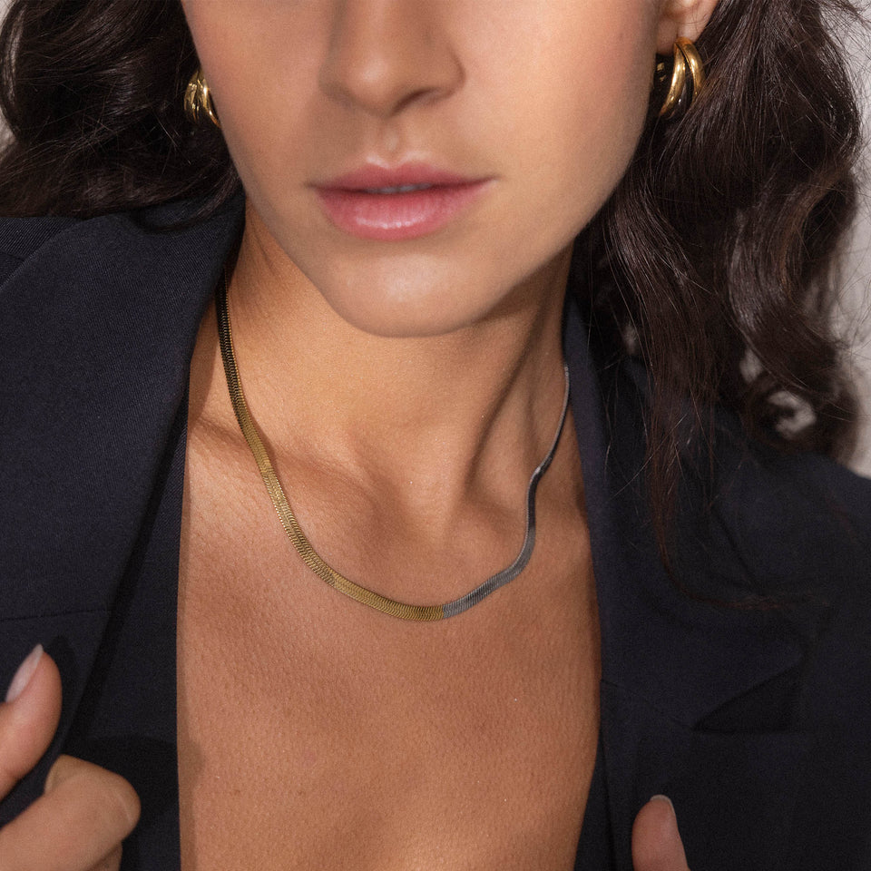 PURELEI Duality Kette in Bicolor aus 18K Gold- und silberfarbenem Edelstahl, elegant am Hals getragen.