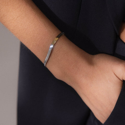 Duality Armband von PURELEI, bicolor Edelstahl, Schlangenketten-Design am Handgelenk, elegant und nickelfrei.
