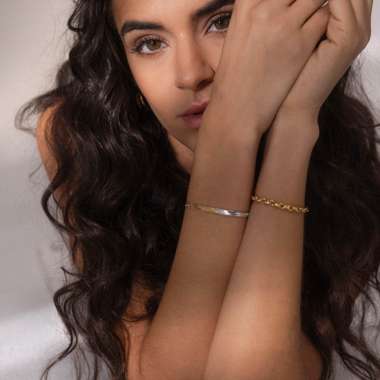 Bicolor Duality Armband von PURELEI in Gold und Silber, Schlangenketten-Design, elegant am Handgelenk getragen.