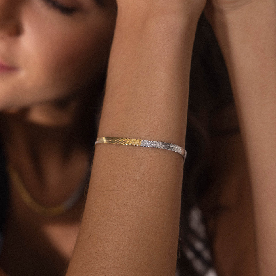 PURELEI Duality Armband aus 18K vergoldetem und silbernem Edelstahl im eleganten Schlangenketten-Design am Handgelenk.