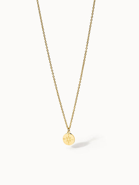 PURELEI Compass Kette aus 18K vergoldetem Edelstahl mit Kompassanhänger, pur und elegant vor weißem Hintergrund.