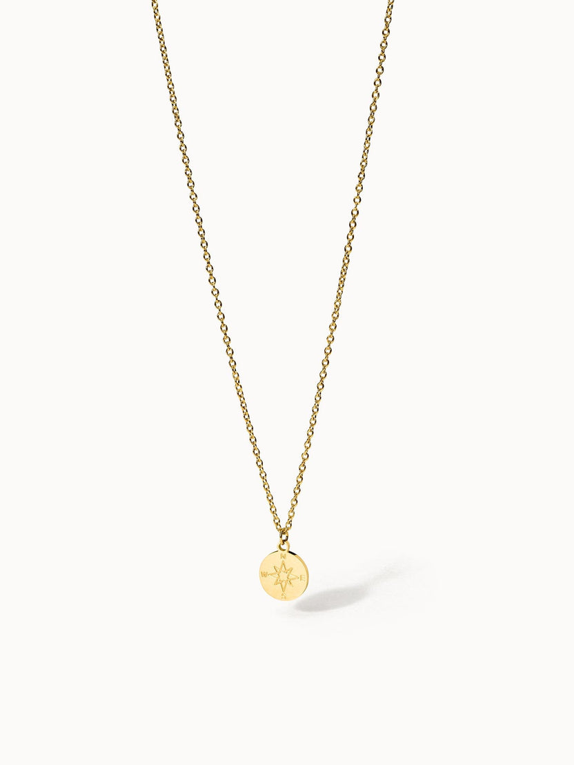 PURELEI Compass Kette aus 18K vergoldetem Edelstahl mit Kompassanhänger, pur und elegant vor weißem Hintergrund.