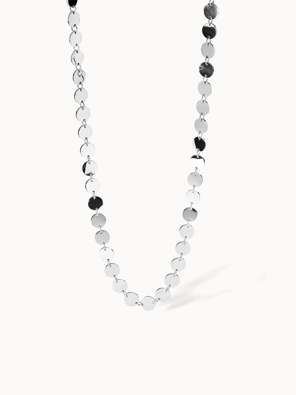 PURELEI Kalani Kette aus nickelfreiem, silbernem Edelstahl mit zarten Plättchen, minimalistisch und elegant.