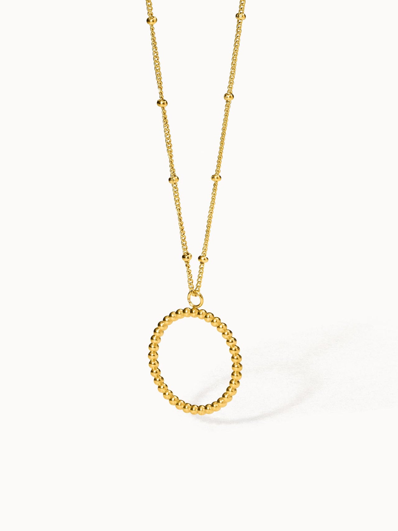 PURELEI Karma Kette aus 18K vergoldetem Edelstahl, filigraner Kreisanhänger, elegant und zeitlos designed.