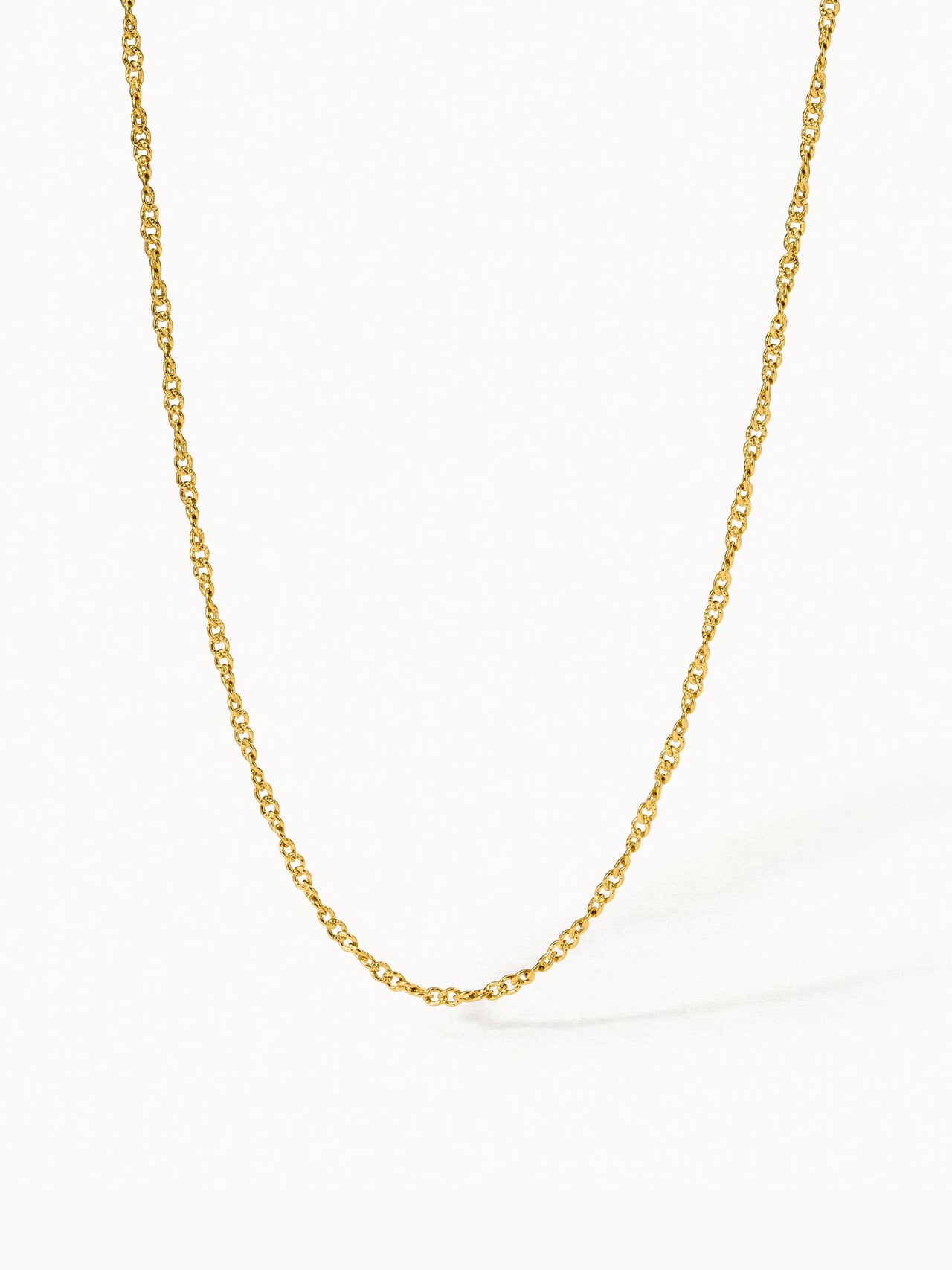 PURELEI Kaula Kette in 18K Gold mit feinem, gedrehtem Design, schlichte Eleganz für jeden Look.