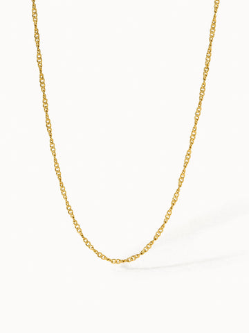 PURELEI Kaula Kette in 18K Gold mit feinem, gedrehtem Design, schlichte Eleganz für jeden Look.