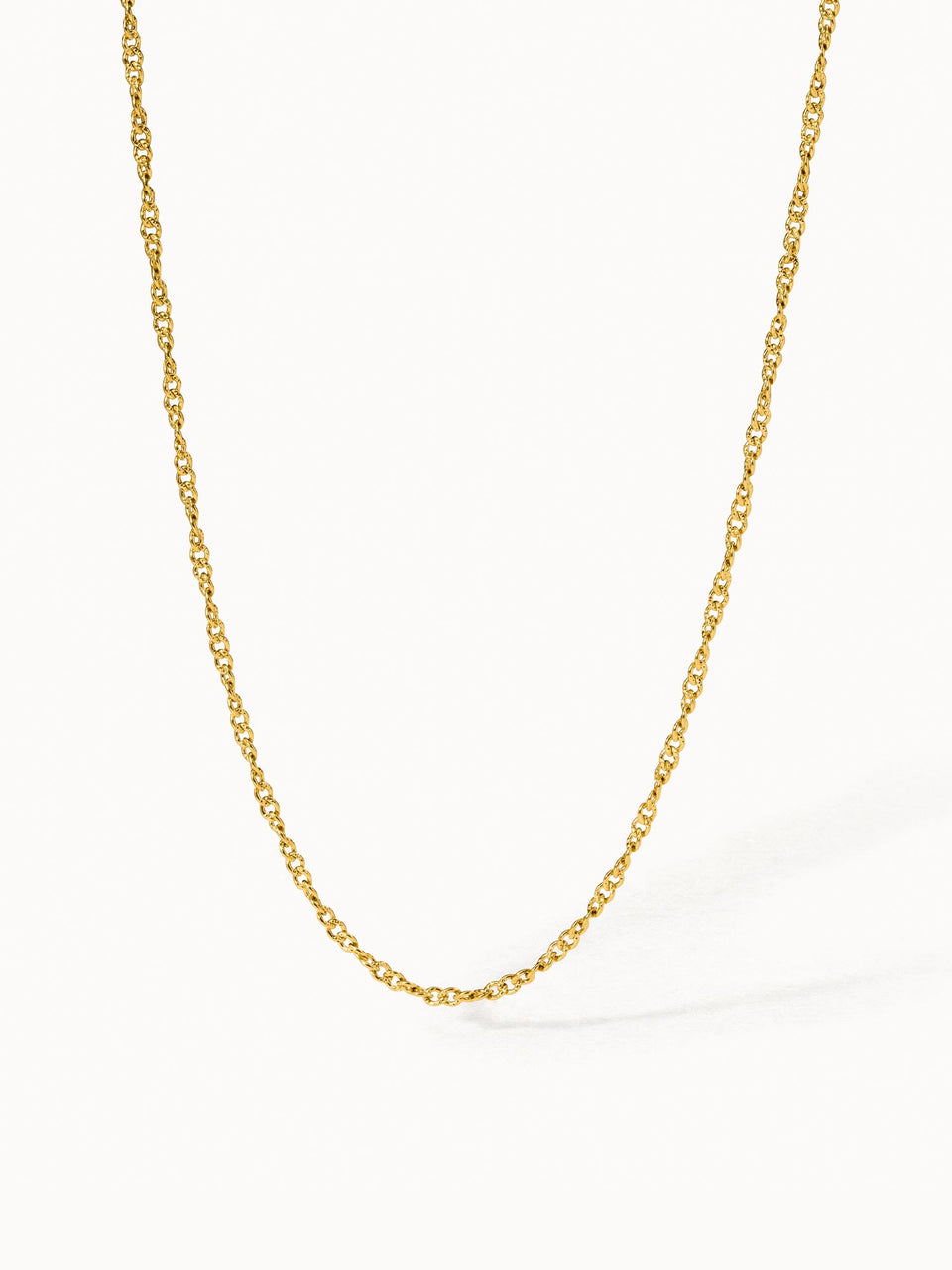 PURELEI Kaula Kette in 18K Gold mit feinem, gedrehtem Design, schlichte Eleganz für jeden Look.