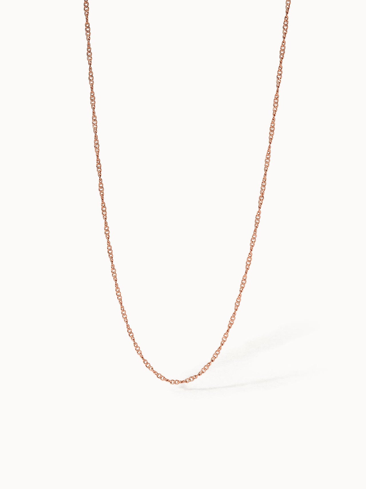 PURELEI Kaula Kette in roségold mit feinem, gedrehtem Design auf hellem Hintergrund, elegant und feminin