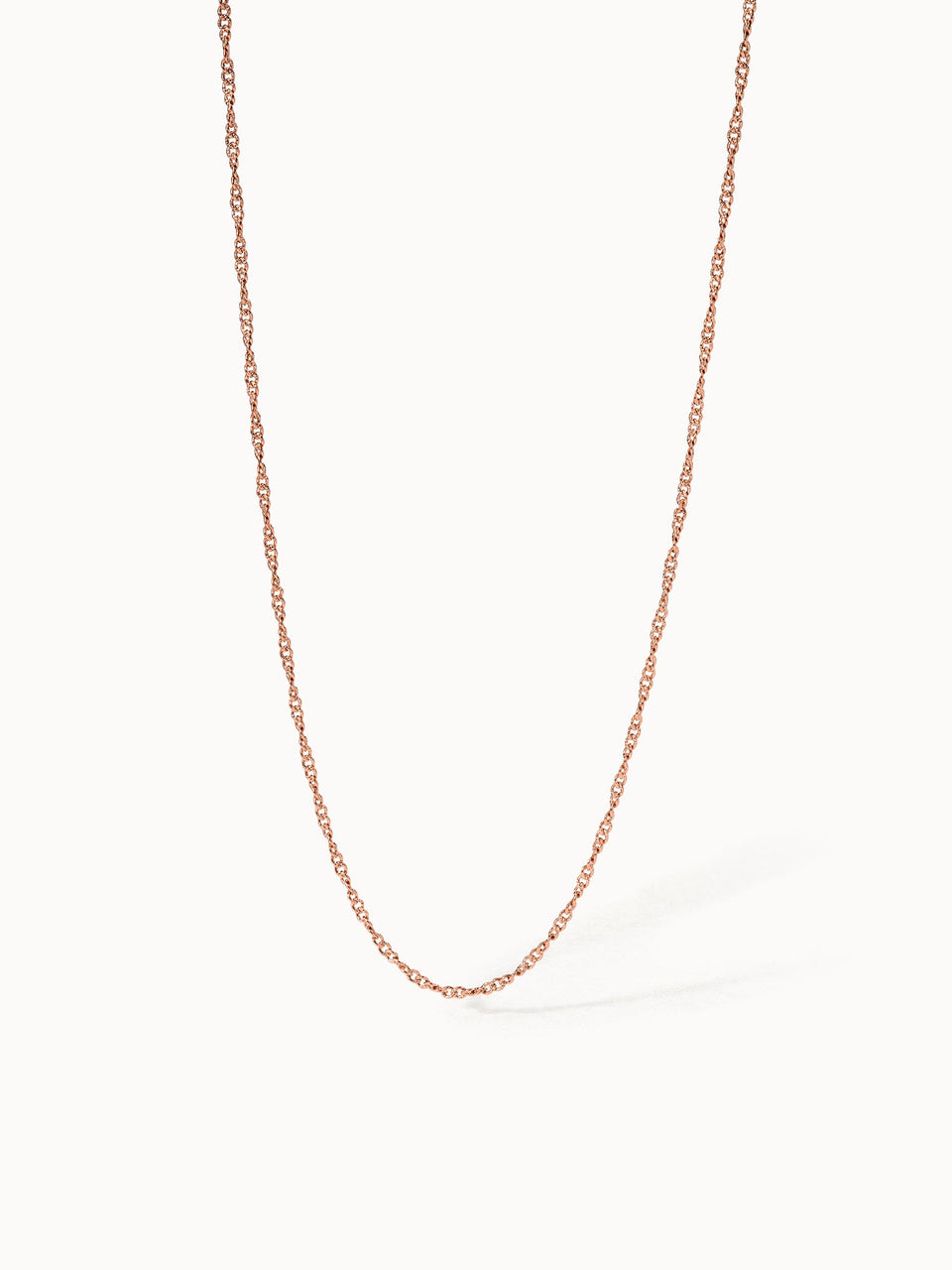 PURELEI Kaula Kette in roségold mit feinem, gedrehtem Design auf hellem Hintergrund, elegant und feminin