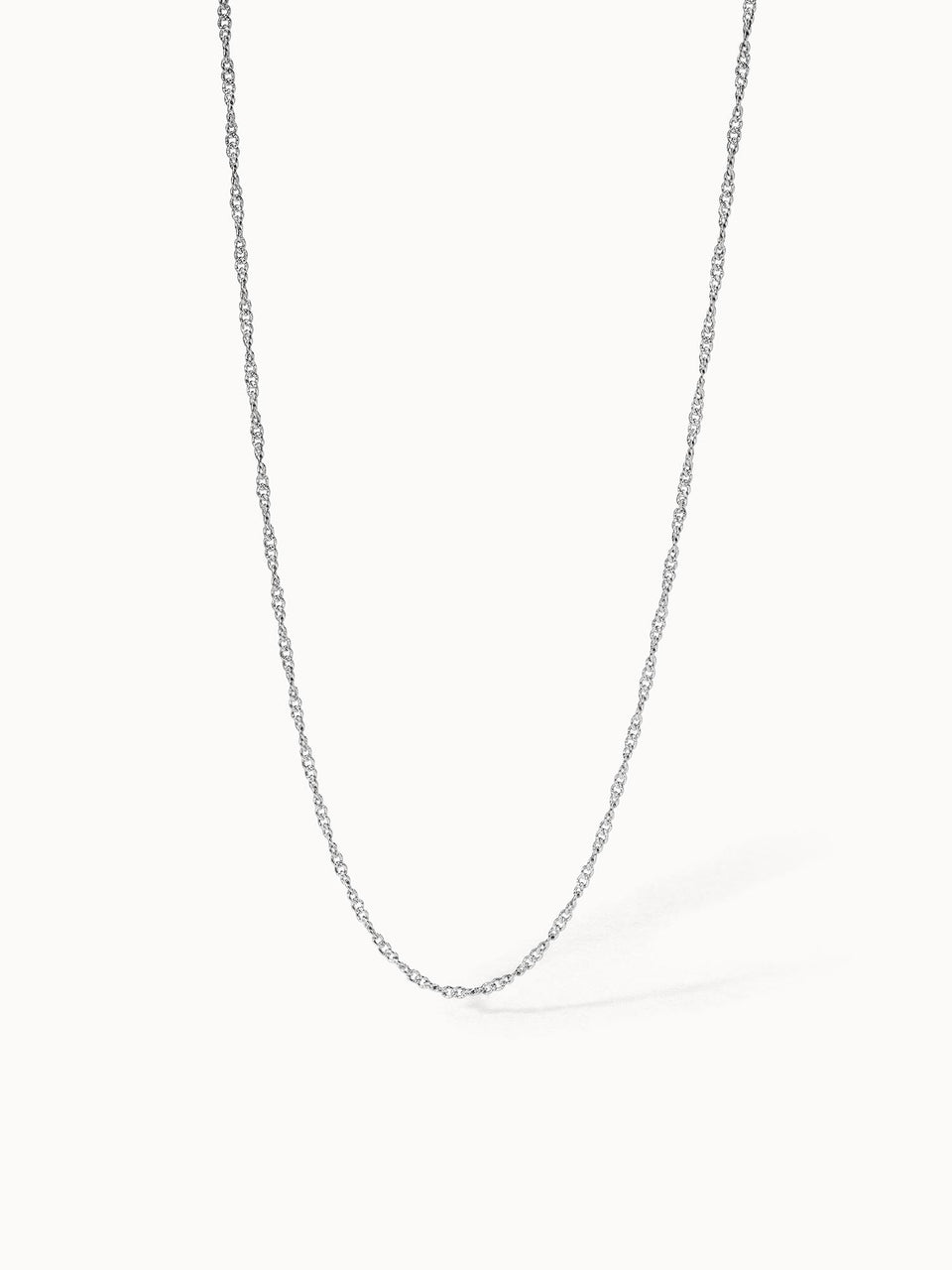 PURELEI Kaula Kette aus nickelfreiem, silbernem Edelstahl mit gedrehtem Design, minimalistisch und elegant.
