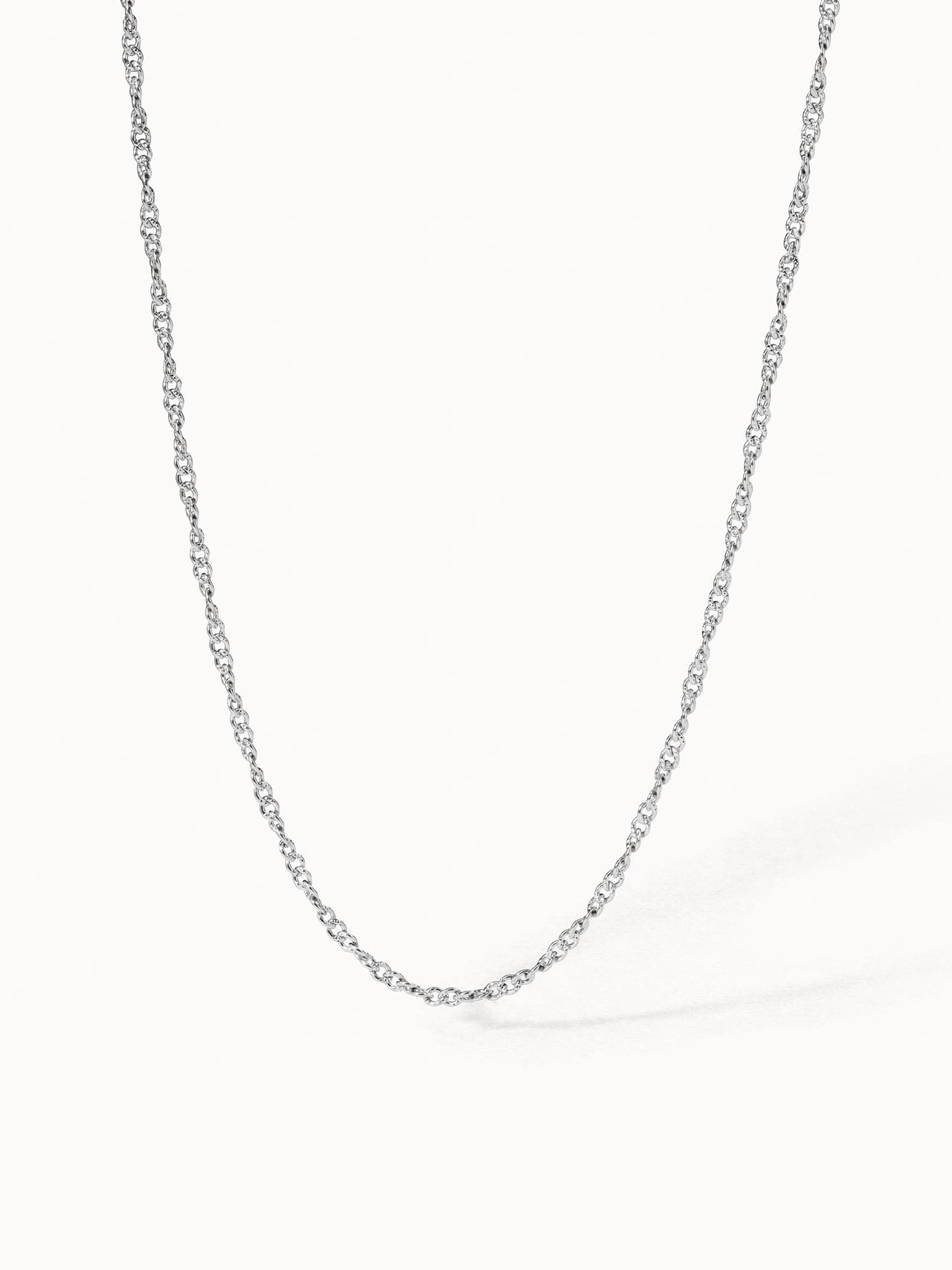 PURELEI Kaula Kette in nickelfreiem Silber mit feinem, gedrehtem Design, clean und elegant präsentiert.