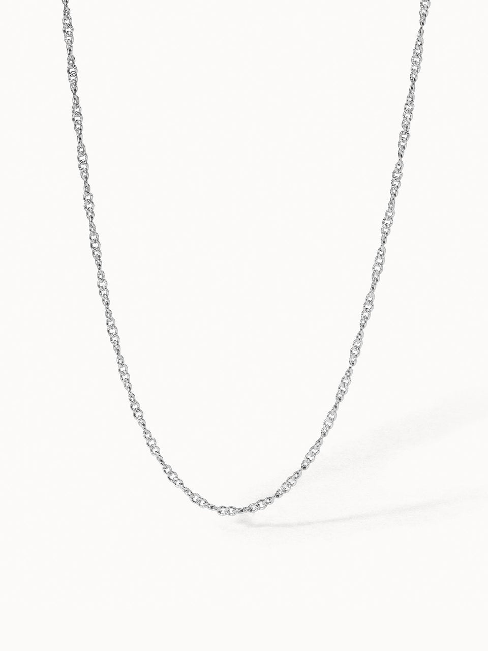PURELEI Kaula Kette in nickelfreiem Silber mit feinem, gedrehtem Design, clean und elegant präsentiert.