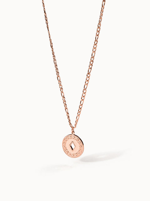 PURELEI Lolani Kette in 18K Roségold mit gemustertem Coin-Anhänger, elegant und feminin, nickelfrei.