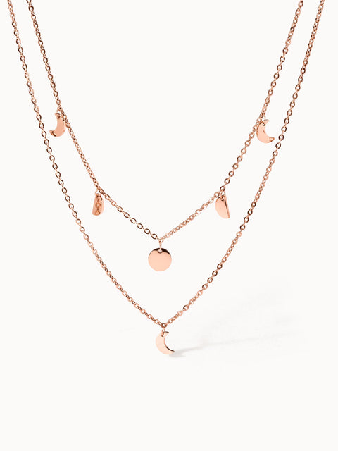 PURELEI Luna Kette in roségold mit filigranen Mondanhängern, elegant geschichtet, feminin und zeitlos.