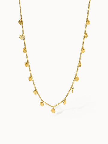 Malihini Kette von PURELEI in Gold mit kleinen geprägten Coins, zart und elegant für Layering-Styles.