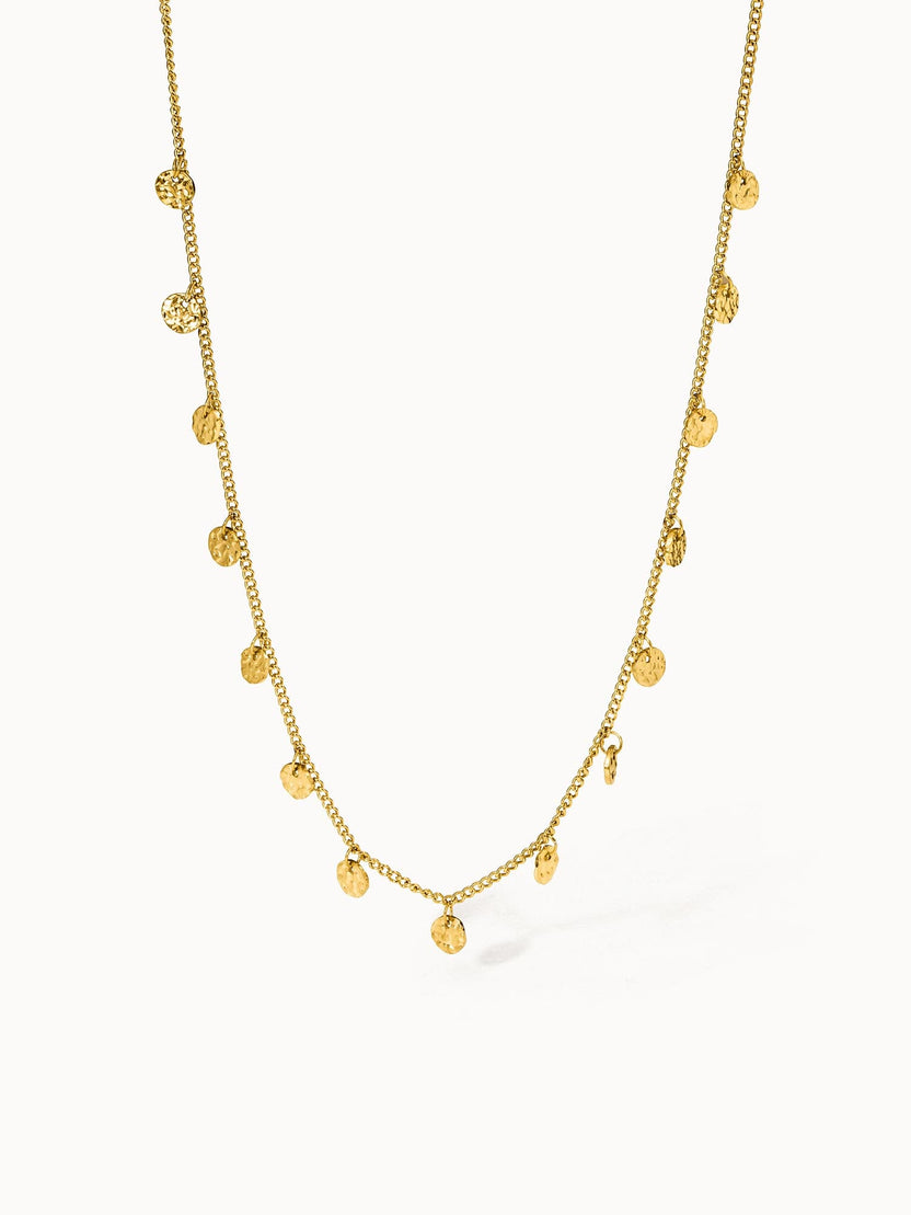 Malihini Kette von PURELEI in Gold mit kleinen geprägten Coins, zart und elegant für Layering-Styles.