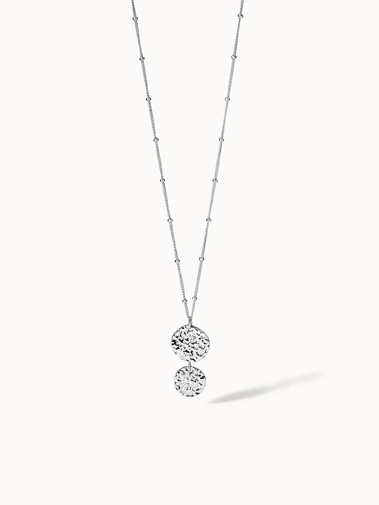 PURELEI Malihini Coin Kette in silber mit gehämmerten Münzanhängern, elegant und zeitlos, inspiriert von Island-Spirit.