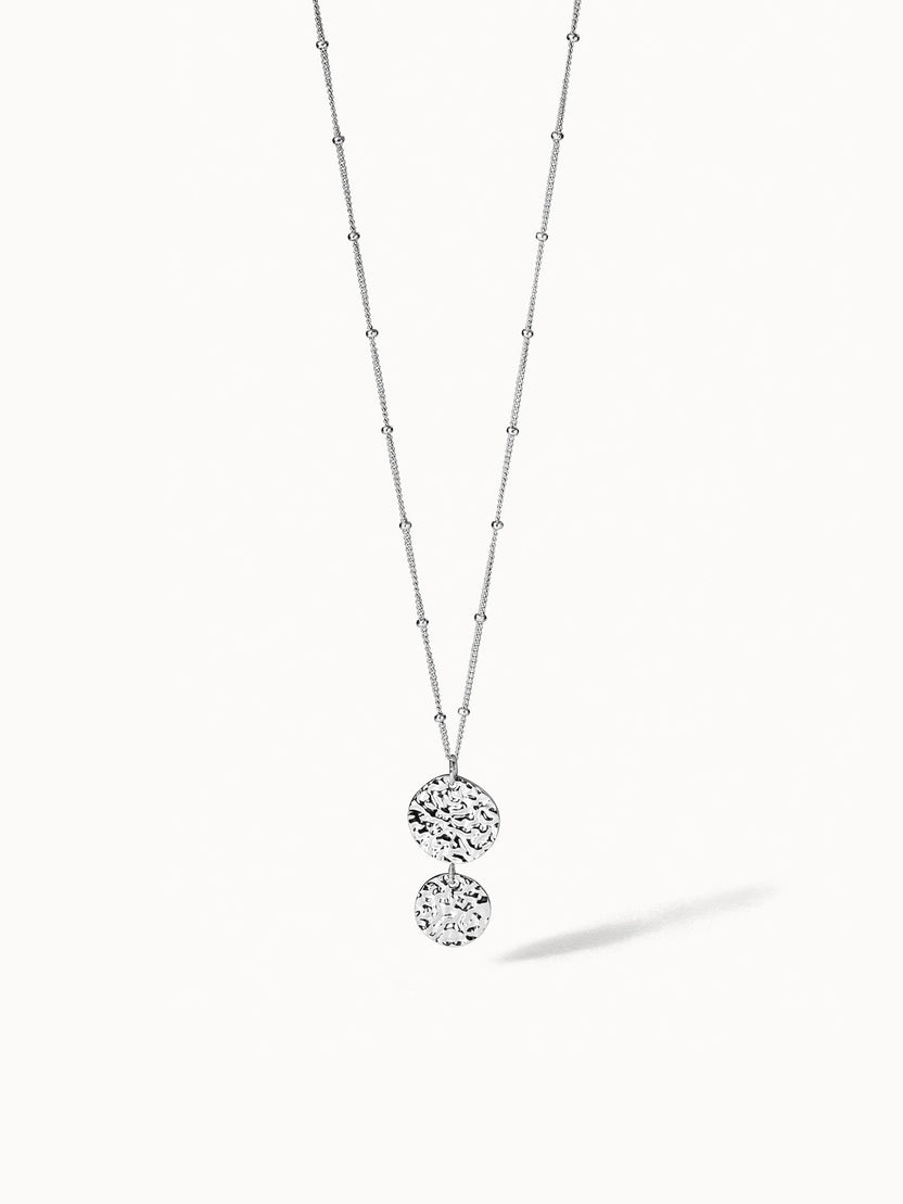 PURELEI Malihini Coin Kette in silber mit gehämmerten Münzanhängern, elegant und zeitlos, inspiriert von Island-Spirit.