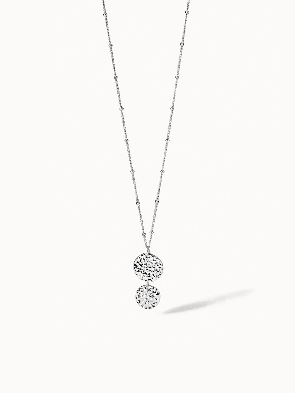 PURELEI Malihini Coin Kette in silber mit gehämmerten Münzanhängern, elegant und zeitlos, inspiriert von Island-Spirit.
