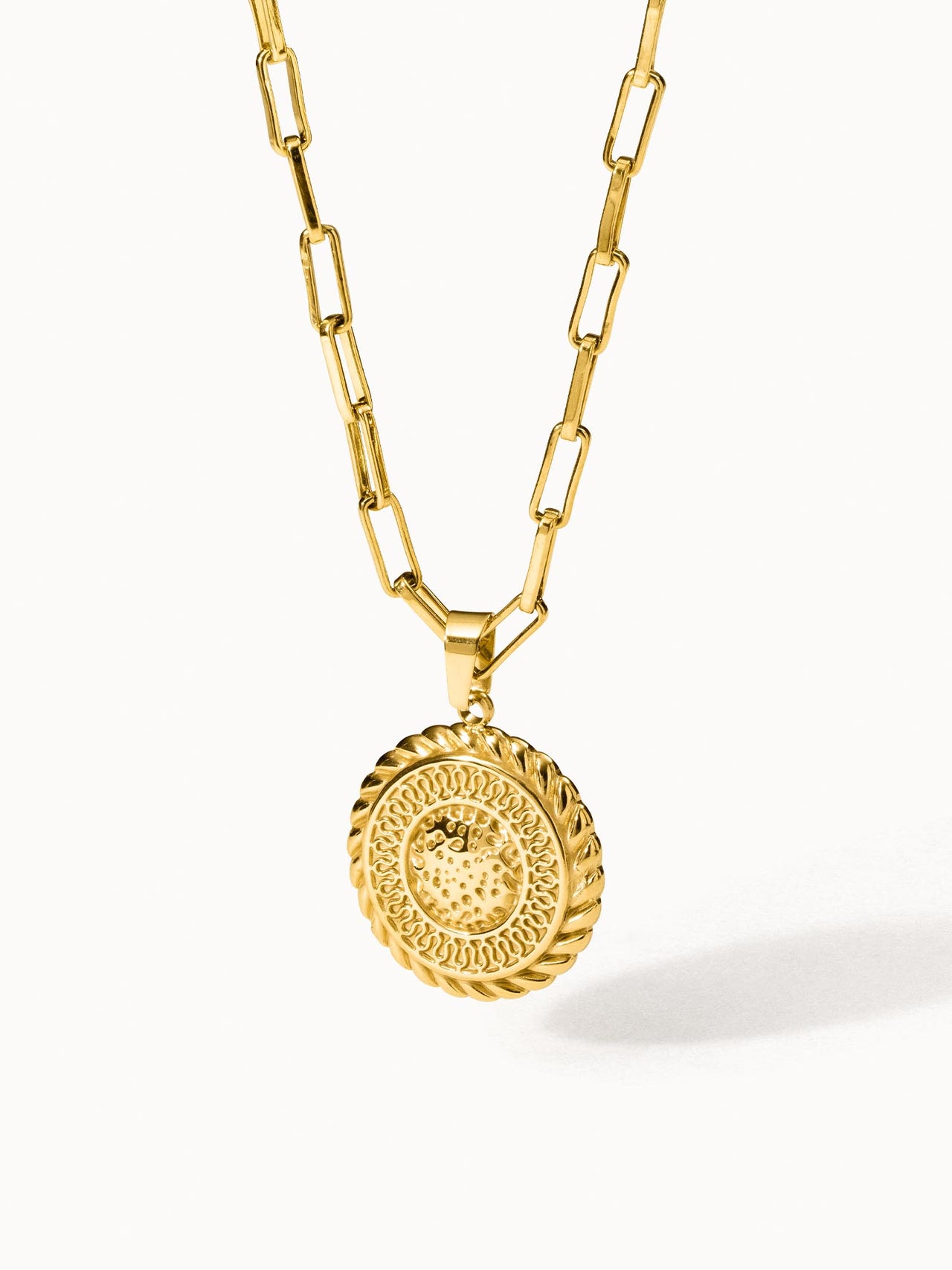Waina Kette von PURELEI, goldene Edelstahlkette mit filigranem, geprägtem Anhänger, elegant und zeitlos.