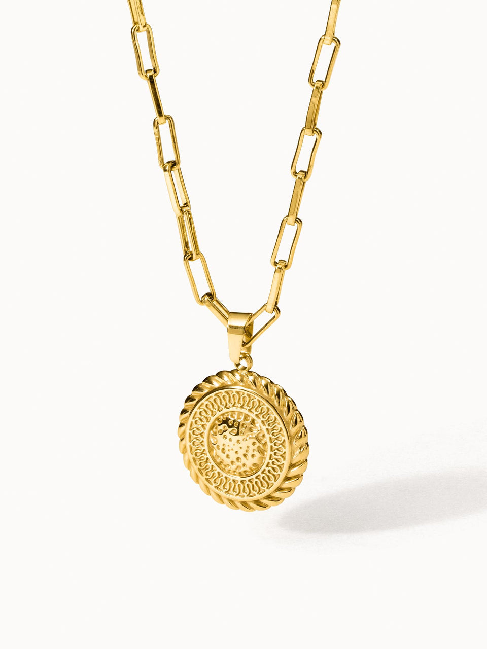 Waina Kette von PURELEI, goldene Edelstahlkette mit filigranem, geprägtem Anhänger, elegant und zeitlos.