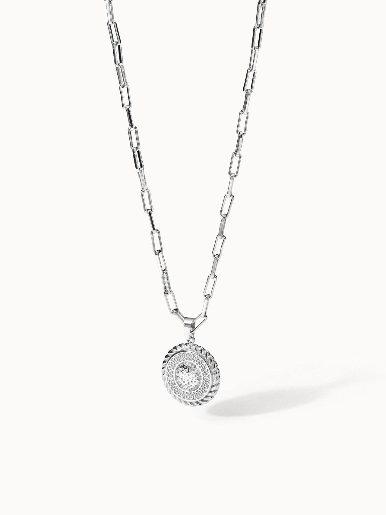 PURELEI Waina Kette aus nickelfreiem Silber mit filigran geprägtem Rundanhänger, elegant und zeitlos.
