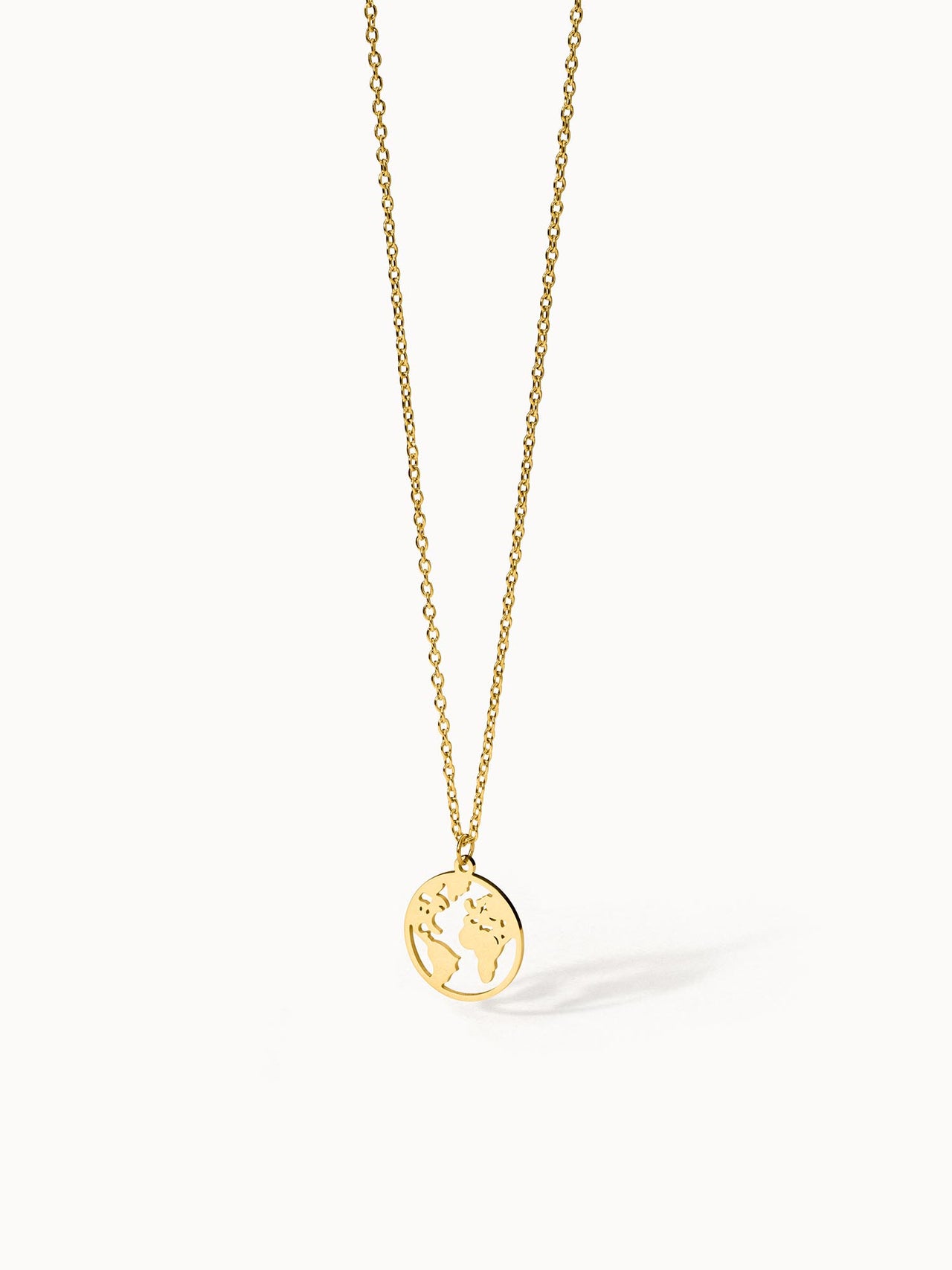 PURELEI World Map Kette aus 18K Gold Edelstahl mit filigranem Weltkarten-Anhänger, elegant und zeitlos.