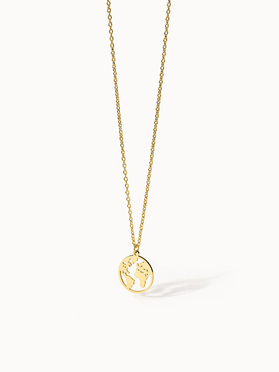 PURELEI World Map Kette aus 18K Gold Edelstahl mit filigranem Weltkarten-Anhänger, elegant und zeitlos.