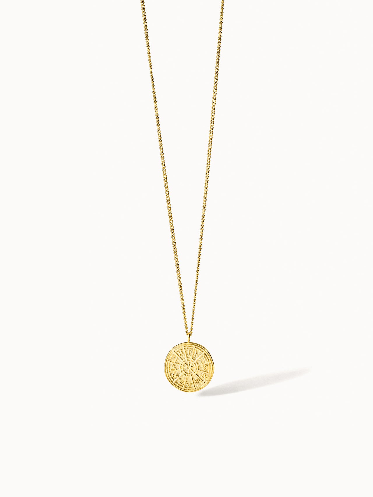 Zodiac Kette von PURELEI, Gold Edelstahl, feiner Sternzeichen-Anhänger, elegant und warm im klaren Licht.