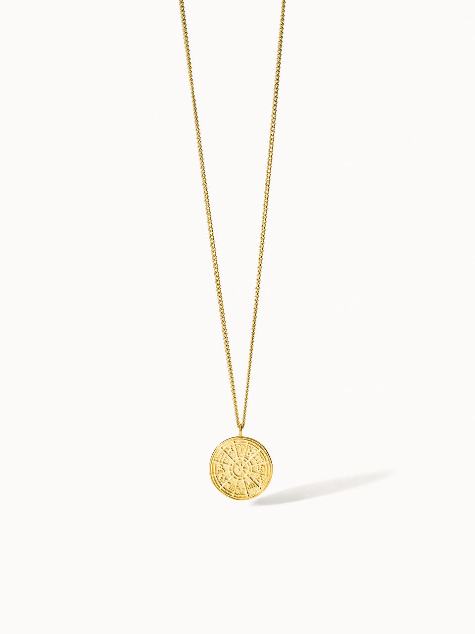 Zodiac Kette von PURELEI, Gold Edelstahl, feiner Sternzeichen-Anhänger, elegant und warm im klaren Licht.